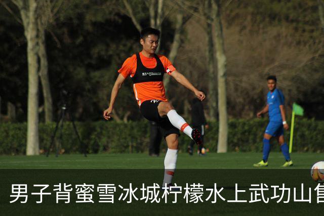 男子背蜜雪冰城柠檬水上武功山售卖，一杯售价15元，目击者：拿到手还是冰的